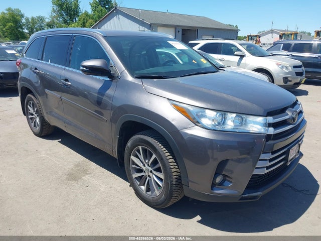 Salvage Toyota Highlander Image
