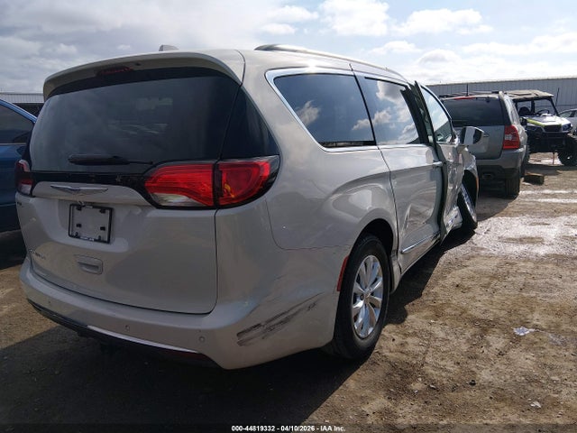 Chrysler Pacifica Touring-l