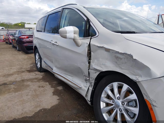Chrysler Pacifica Touring-l