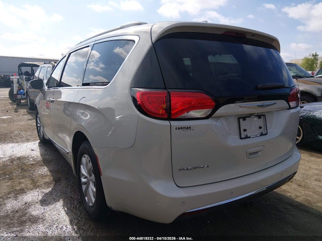 Chrysler Pacifica Touring-l
