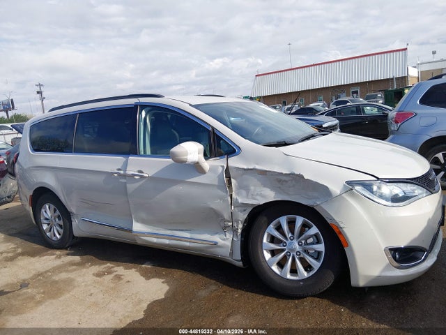 Chrysler Pacifica Touring-l