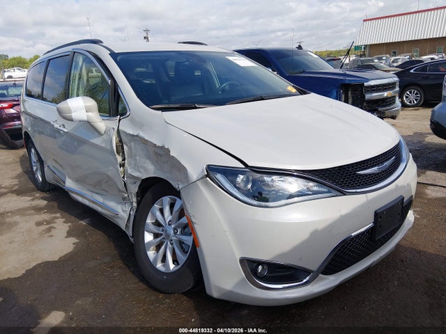 Salvage Chrysler Pacifica Image