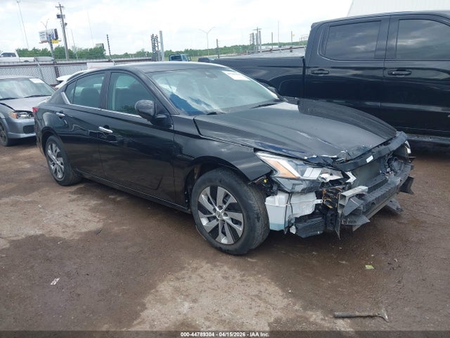 Salvage Nissan Altima Image