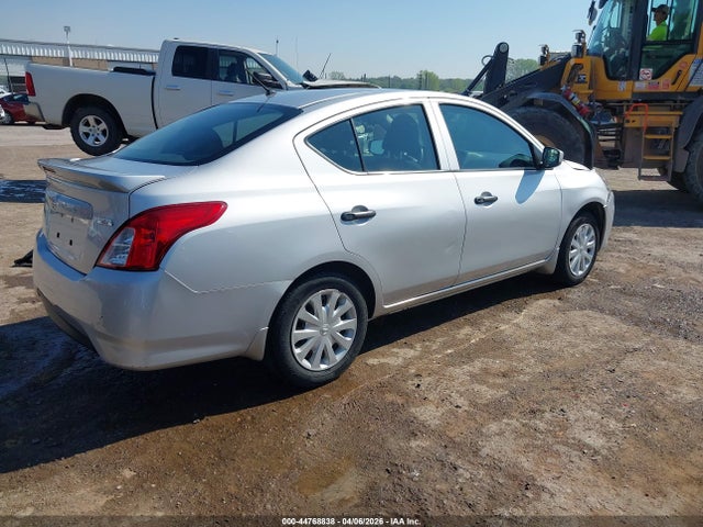 Nissan Versa 1.6 S+