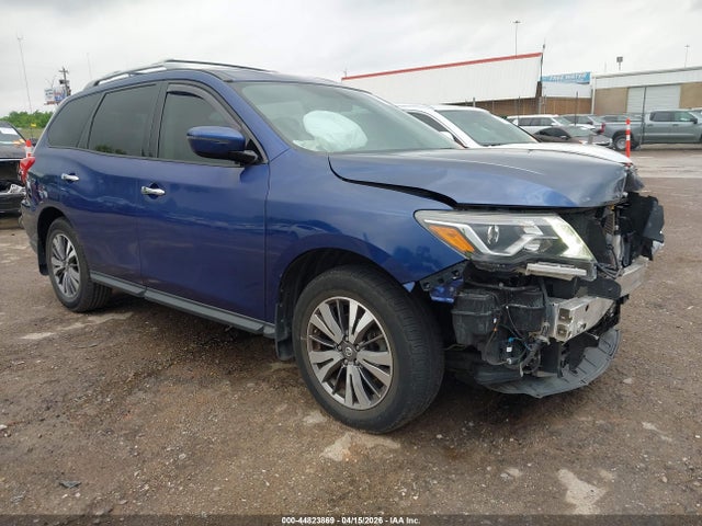 Salvage Nissan Pathfinder Image