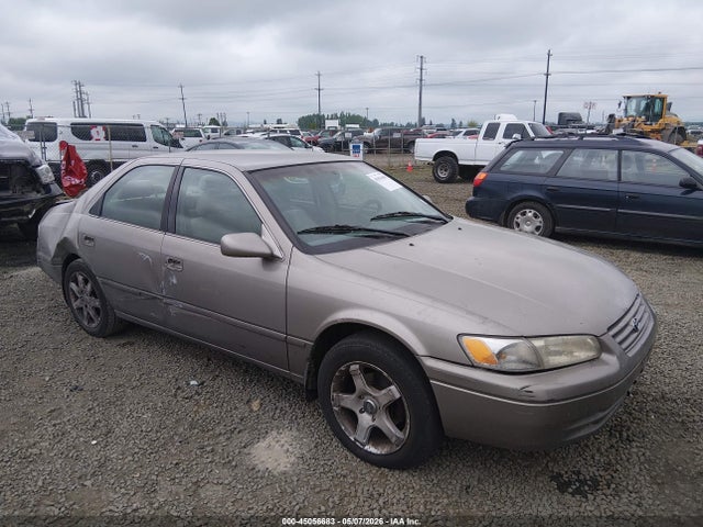 Salvage Toyota Camry Image