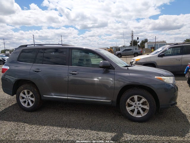 Toyota Highlander Base V6