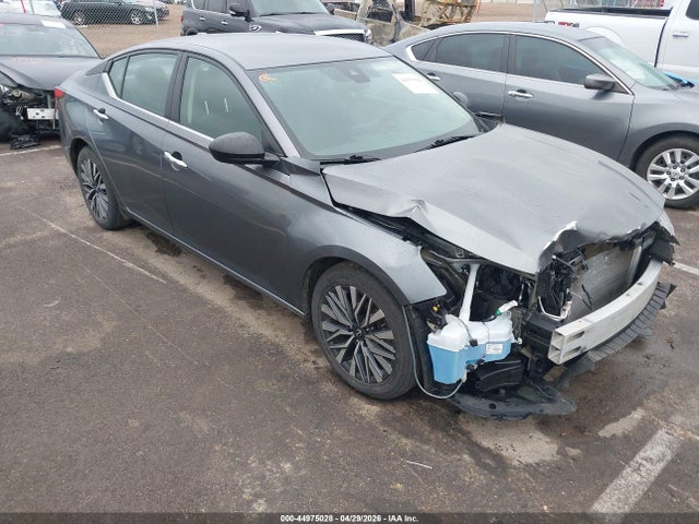 Salvage Nissan Altima Image