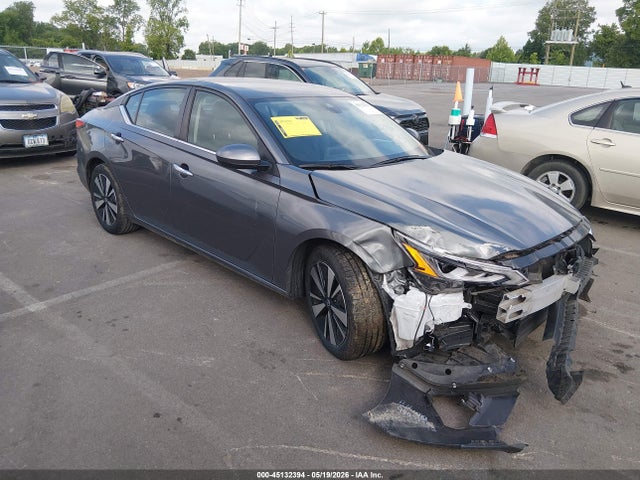 Salvage Nissan Altima Image