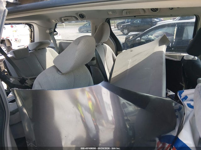 Toyota Sienna Le V6 8 Passenger