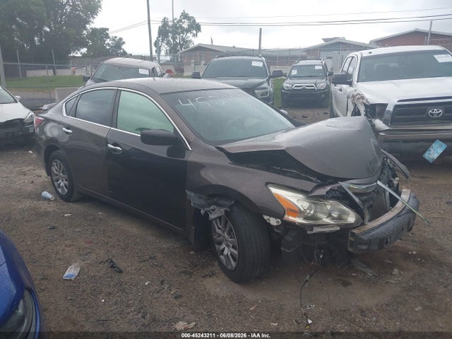 Salvage Nissan Altima Image