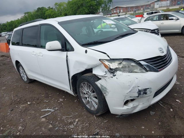 Salvage Toyota Sienna Image