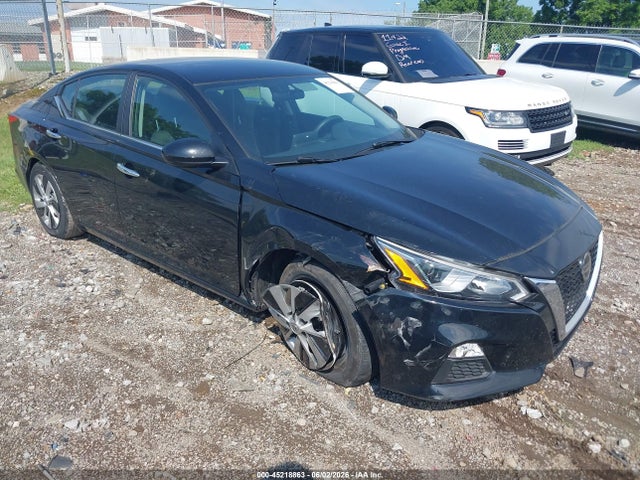 Salvage Nissan Altima Image