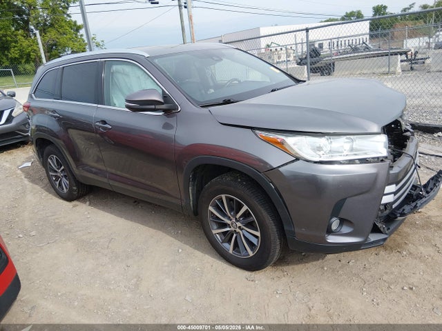 Salvage Toyota Highlander Image