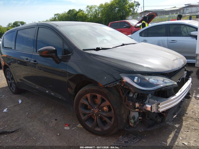 Salvage Chrysler Pacifica Image