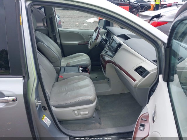 Toyota Sienna Limited V6 7 Passenger