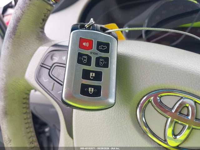 Toyota Sienna Limited V6 7 Passenger
