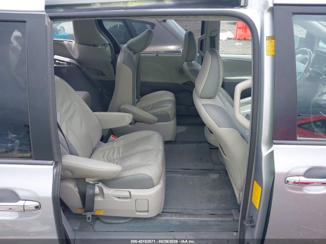 Toyota Sienna Limited V6 7 Passenger