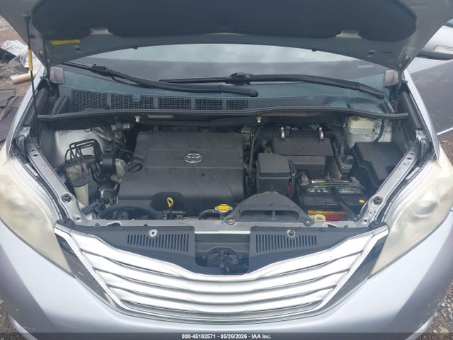 Toyota Sienna Limited V6 7 Passenger
