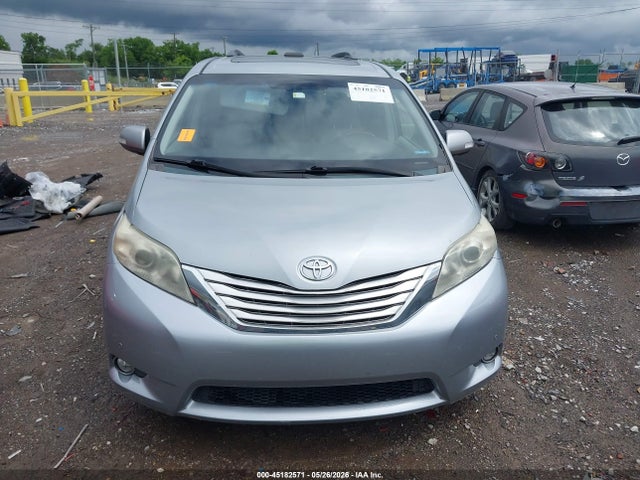 Toyota Sienna Limited V6 7 Passenger