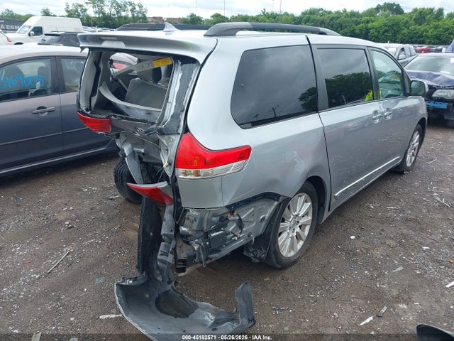 Toyota Sienna Limited V6 7 Passenger
