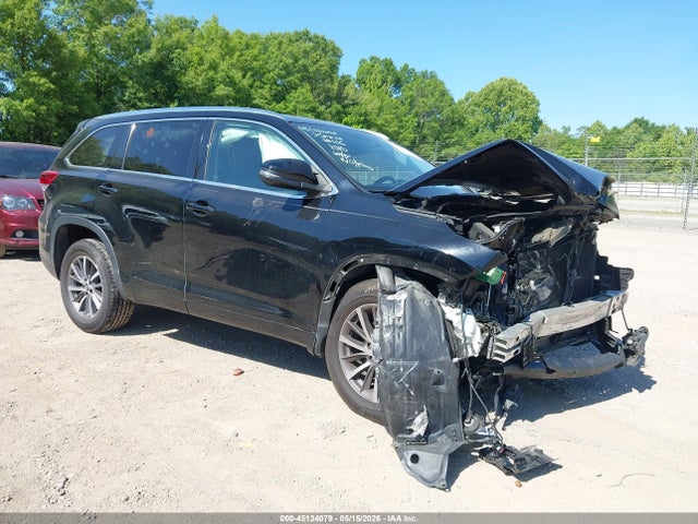 Salvage Toyota Highlander Image