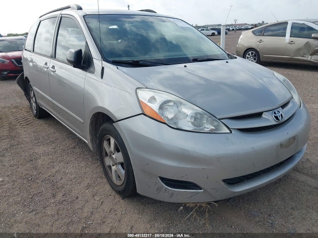 Salvage Toyota Sienna Image