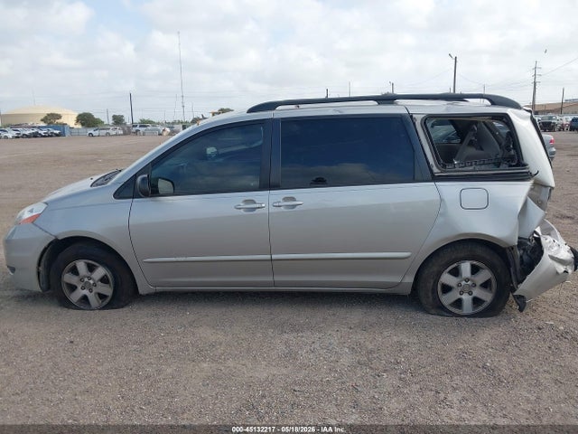 Toyota Sienna Le