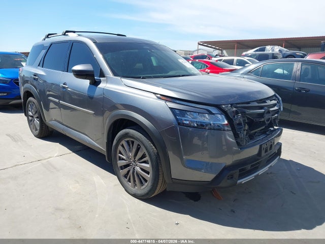 Salvage Nissan Pathfinder Image