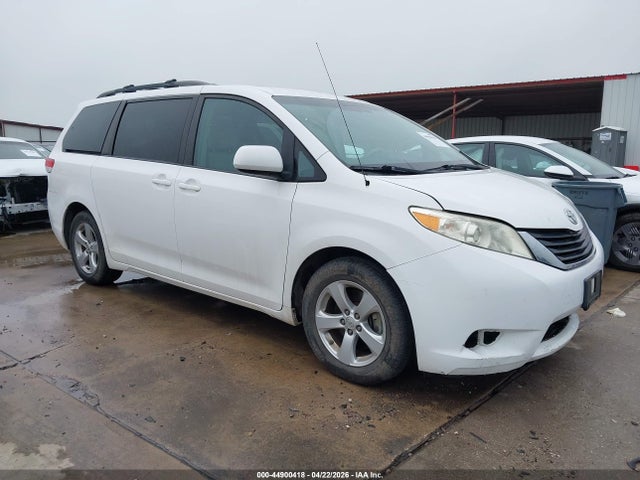 Salvage Toyota Sienna Image