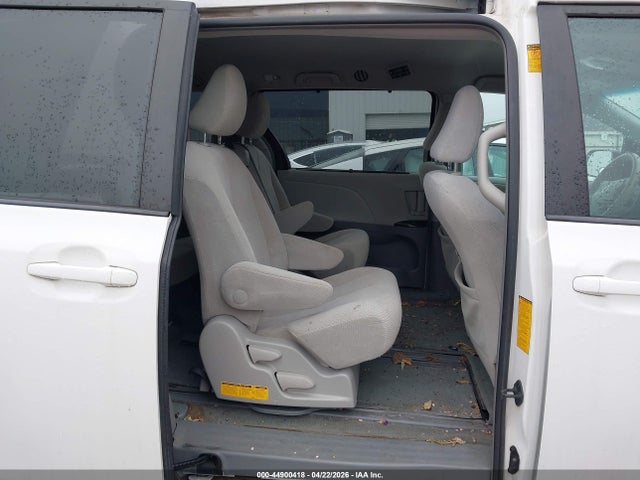 Toyota Sienna Le V6 8 Passenger
