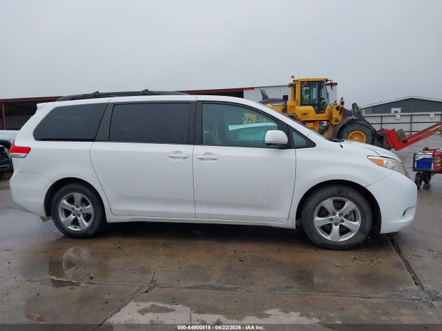 Toyota Sienna Le V6 8 Passenger