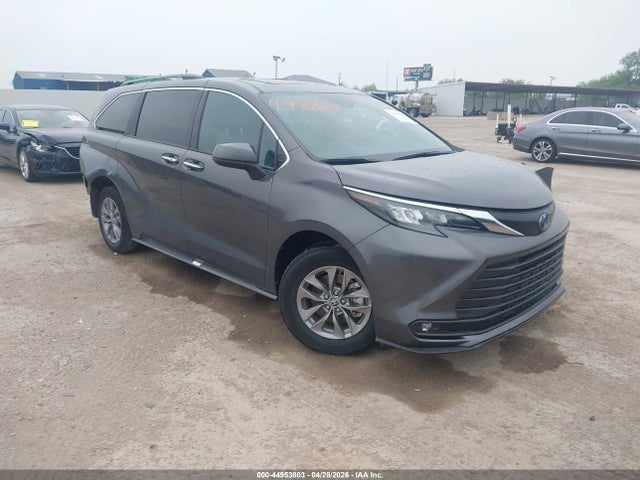 Salvage Toyota Sienna Image