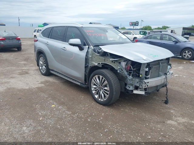 Salvage Toyota Highlander Image