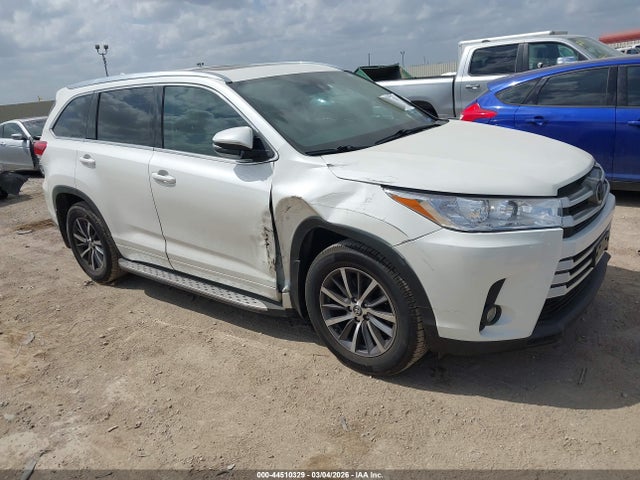 Salvage Toyota Highlander Image