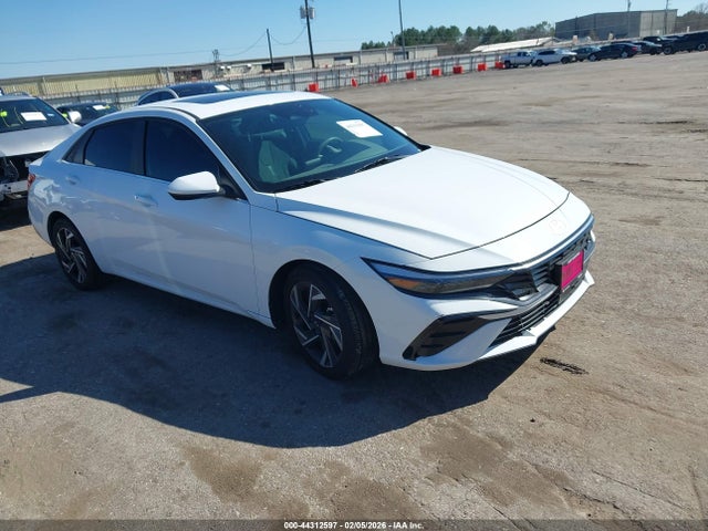 Salvage Hyundai ELANTRA Image