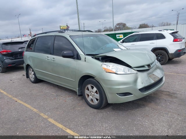 Salvage Toyota Sienna Image