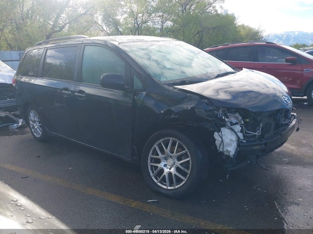 Salvage Toyota Sienna Image