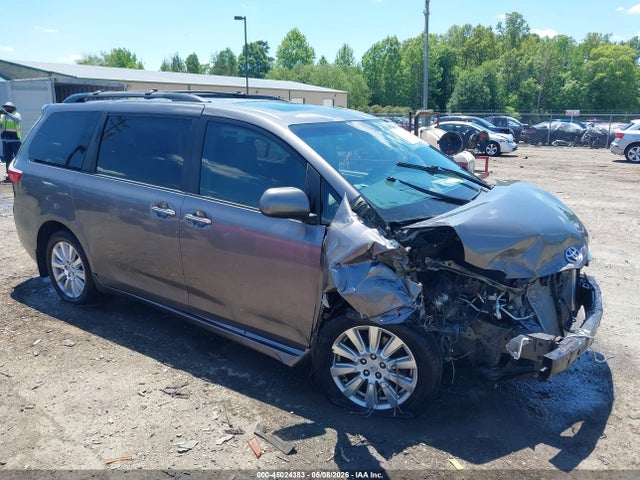 Salvage Toyota Sienna Image