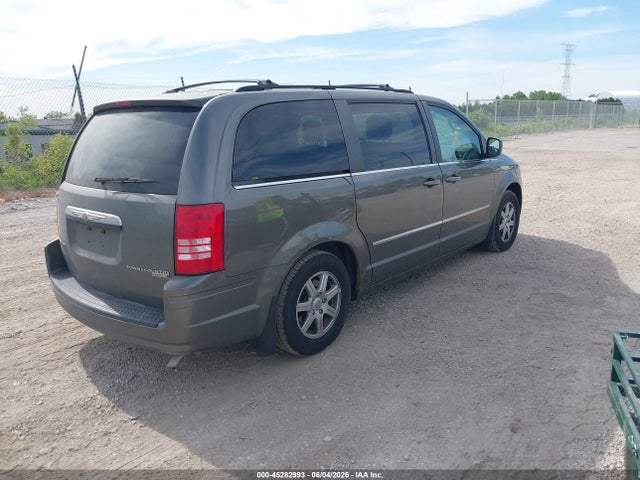 Chrysler Town & Country Touring Plus