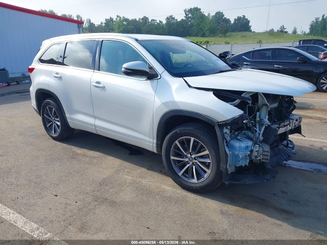 Salvage Toyota Highlander Image