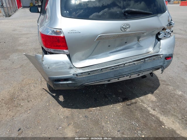 Toyota Highlander Base Plus