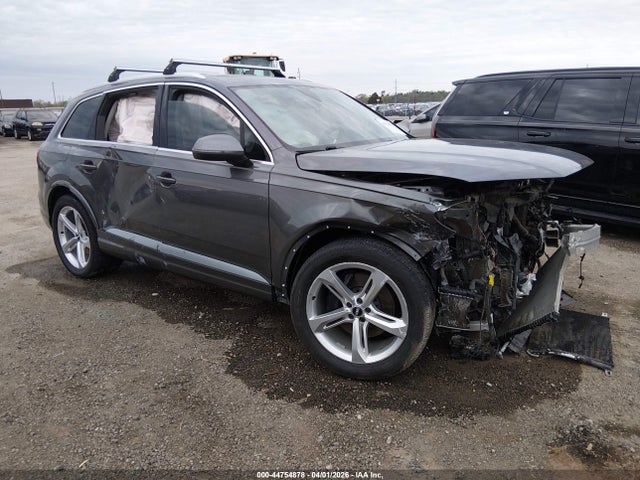 Salvage Audi Q7 Image