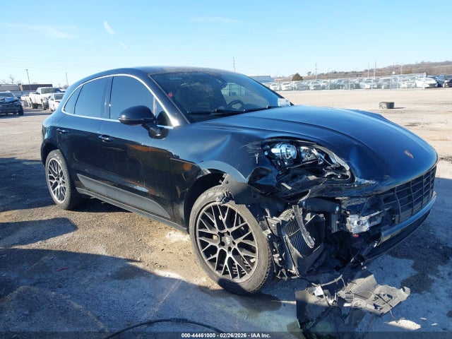 Salvage Porsche Macan Image