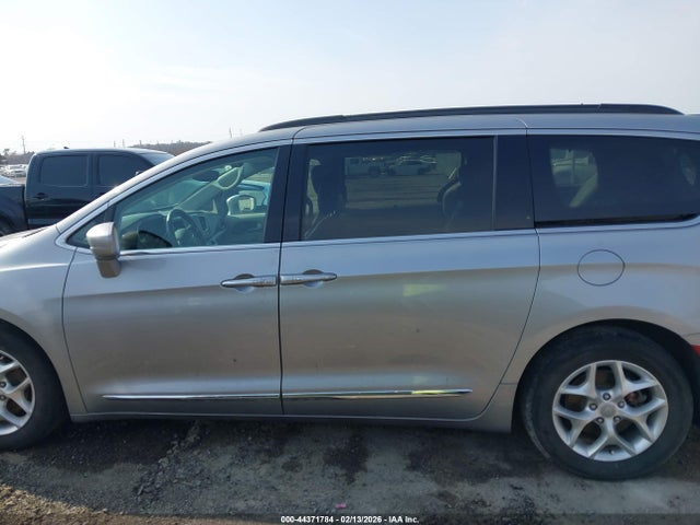 Chrysler Pacifica Touring-l