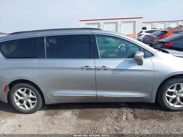Chrysler Pacifica Touring-l