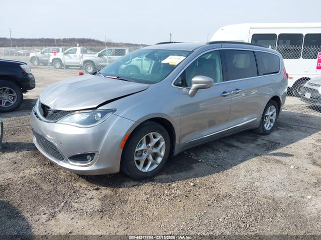 Chrysler Pacifica Touring-l
