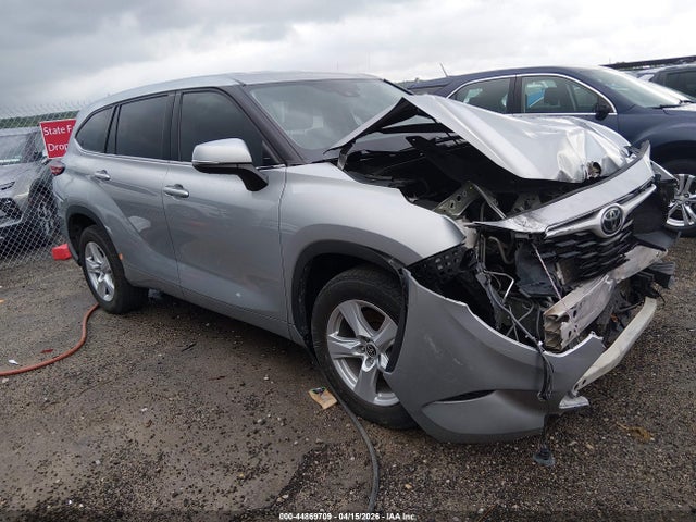 Salvage Toyota Highlander Image