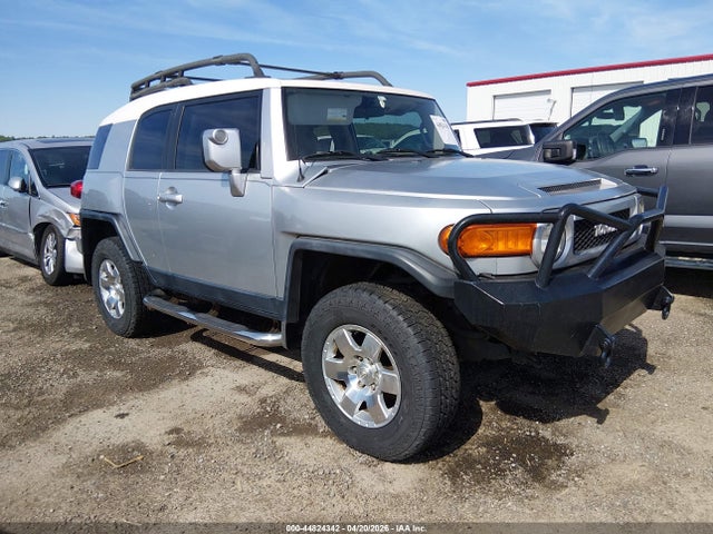 Salvage Toyota FJ Cruiser Image