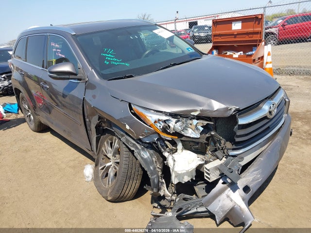 Salvage Toyota Highlander Image